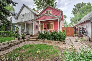 Perfect Cottage Downtown Great Patio!