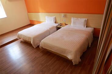 هتل 7days Inn Zhuhai North Railway Station Jinding
