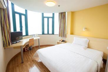 هتل 7days Inn Zhuhai North Railway Station Jinding