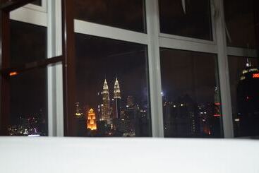 هتل Kl Skyline Hostel & Rooftop Infinity Sky Pool