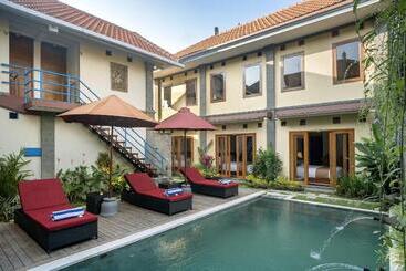 هتل Hartaning House By Pramana Villas