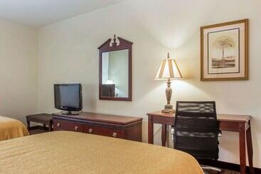 هتل Comfort Inn & Suites Patriots Point
