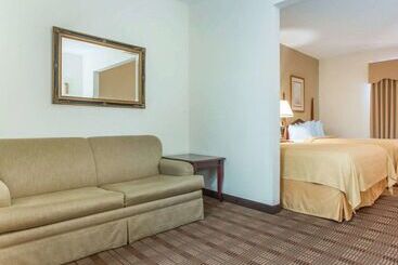 هتل Comfort Inn & Suites Patriots Point