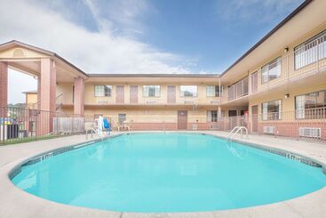 هتل Days Inn By Wyndham Fayetteville