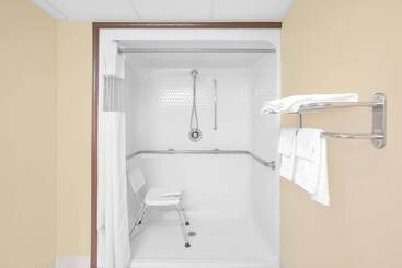 هتل Days Inn By Wyndham Fayetteville