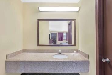 هتل Days Inn By Wyndham Fayetteville