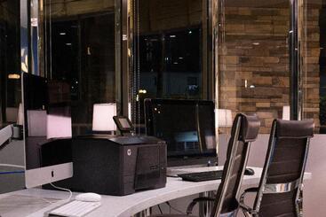 هتل Holiday Inn Express & Suites Pasadena   Los Angeles, An Ihg