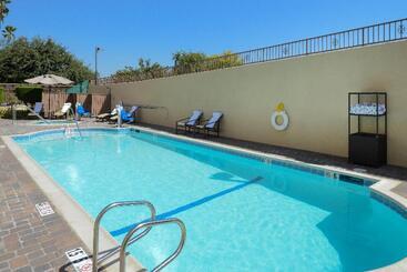 هتل Holiday Inn Express & Suites Pasadena Los Angeles, An Ihg