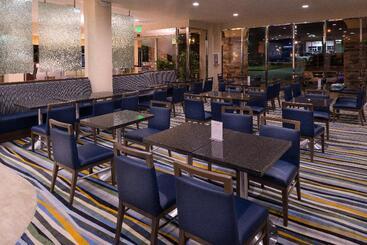 هتل Holiday Inn Express & Suites Pasadena   Los Angeles, An Ihg