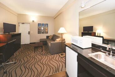 هتل La Quinta Inn By Wyndham Sandusky Near Cedar Point