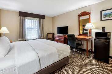 هتل La Quinta Inn By Wyndham Sandusky Near Cedar Point