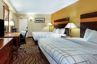 هتل La Quinta Inn By Wyndham Sandusky Near Cedar Point