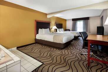 هتل La Quinta Inn By Wyndham Sandusky Near Cedar Point