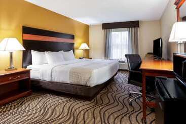 هتل La Quinta Inn By Wyndham Sandusky Near Cedar Point