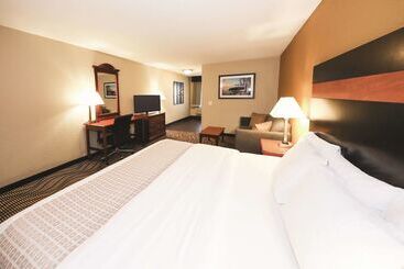 هتل La Quinta Inn By Wyndham Sandusky Near Cedar Point