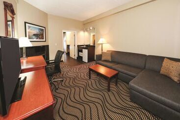هتل La Quinta Inn By Wyndham Sandusky Near Cedar Point