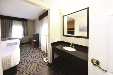 هتل La Quinta Inn By Wyndham Sandusky Near Cedar Point