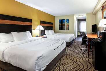 هتل La Quinta Inn By Wyndham Sandusky Near Cedar Point