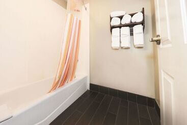 هتل La Quinta Inn By Wyndham Sandusky Near Cedar Point