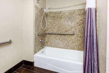 هتل La Quinta Inn By Wyndham Sandusky Near Cedar Point