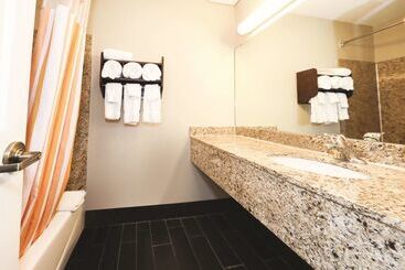 هتل La Quinta Inn By Wyndham Sandusky Near Cedar Point