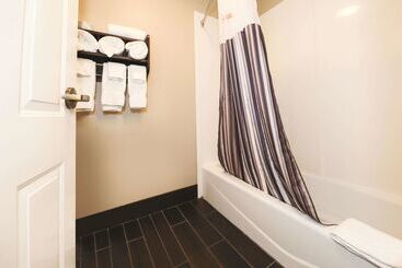 هتل La Quinta Inn By Wyndham Sandusky Near Cedar Point