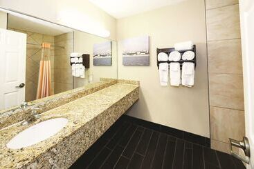 هتل La Quinta Inn By Wyndham Sandusky Near Cedar Point
