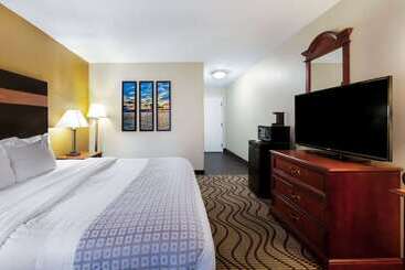 هتل La Quinta Inn By Wyndham Sandusky Near Cedar Point