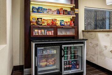 هتل La Quinta Inn By Wyndham Sandusky Near Cedar Point