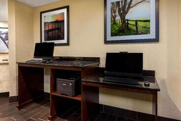 هتل La Quinta Inn By Wyndham Sandusky Near Cedar Point