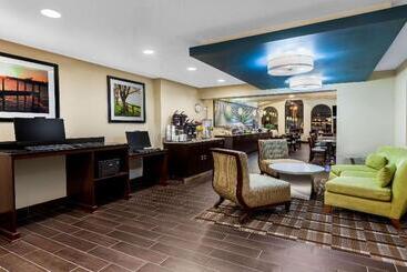 هتل La Quinta Inn By Wyndham Sandusky Near Cedar Point