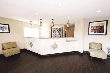 هتل La Quinta Inn By Wyndham Sandusky Near Cedar Point