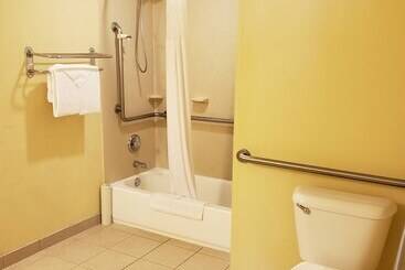 هتل Quality Inn & Suites Vancouver   Hazel Dell