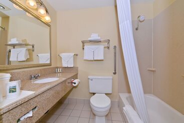 هتل Quality Inn & Suites Vancouver   Hazel Dell