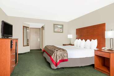 هتل Ramada  & Conference Center By Wyndham Lexington North