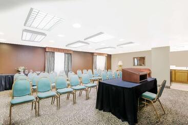 هتل Ramada  & Conference Center By Wyndham Lexington North