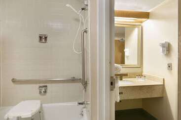 هتل Ramada By Wyndham Raleigh