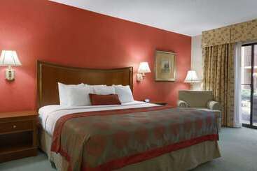 هتل Ramada By Wyndham Raleigh