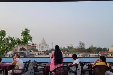 هتل Kamal Nearest To Taj Mahal