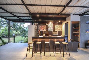 هتل Capital O75345 Praewa Villas Naiyang Phuket