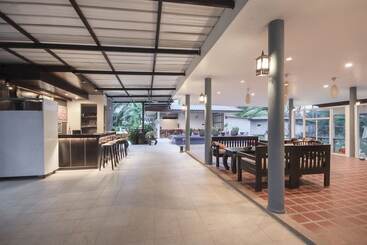 هتل Capital O75345 Praewa Villas Naiyang Phuket