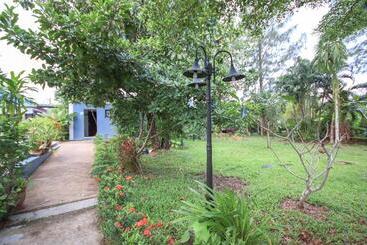 هتل Capital O75345 Praewa Villas Naiyang Phuket