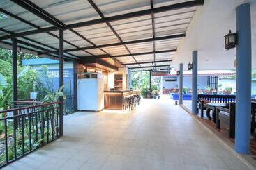 هتل Capital O75345 Praewa Villas Naiyang Phuket