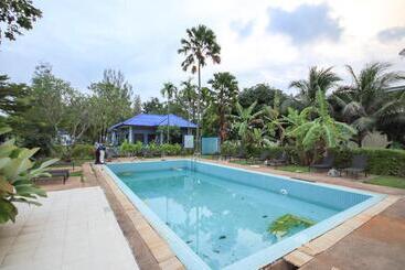 هتل Capital O75345 Praewa Villas Naiyang Phuket