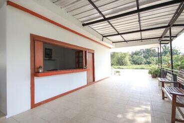 هتل Capital O75345 Praewa Villas Naiyang Phuket