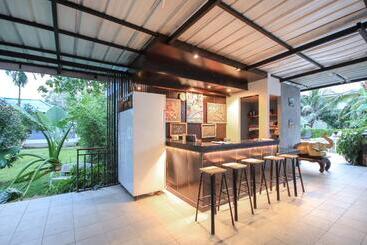 هتل Capital O75345 Praewa Villas Naiyang Phuket