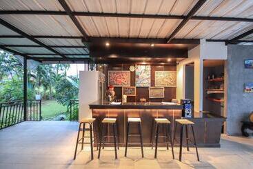 هتل Capital O75345 Praewa Villas Naiyang Phuket