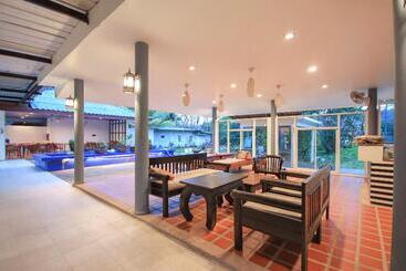 هتل Capital O75345 Praewa Villas Naiyang Phuket