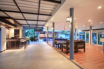 هتل Capital O75345 Praewa Villas Naiyang Phuket