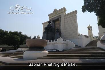 هتل The Grand Palace Hostel